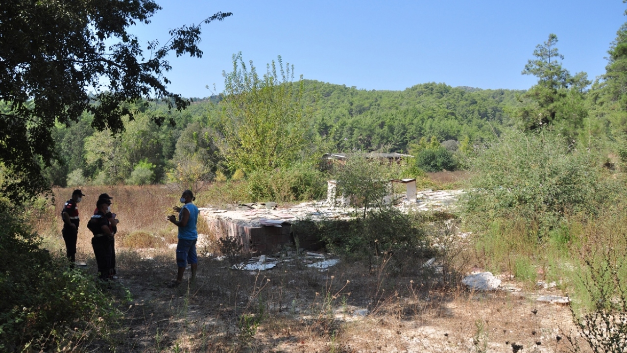 Jandarma ekipleri, olay yerinde inceleme yaptı.