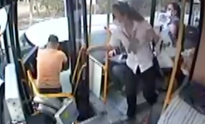 Trafikte tekme ve yumruklar havada uçuştu