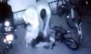 Komşularının çocuğunu darbeden aile kamerada