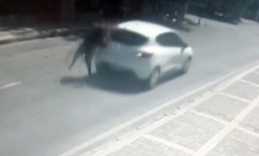 Yolun karşısına geçmeye çalışan kadına otomobil böyle çarptı