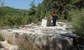 Hırsızlar 150 metrekarelik prefabrik evi içindeki eşyalarla çaldı