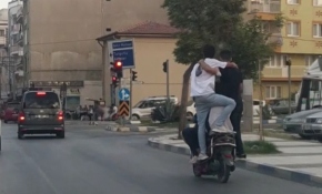 Elektrikli bisiklete 5 kişi bindiler, kuralları hiçe saydılar