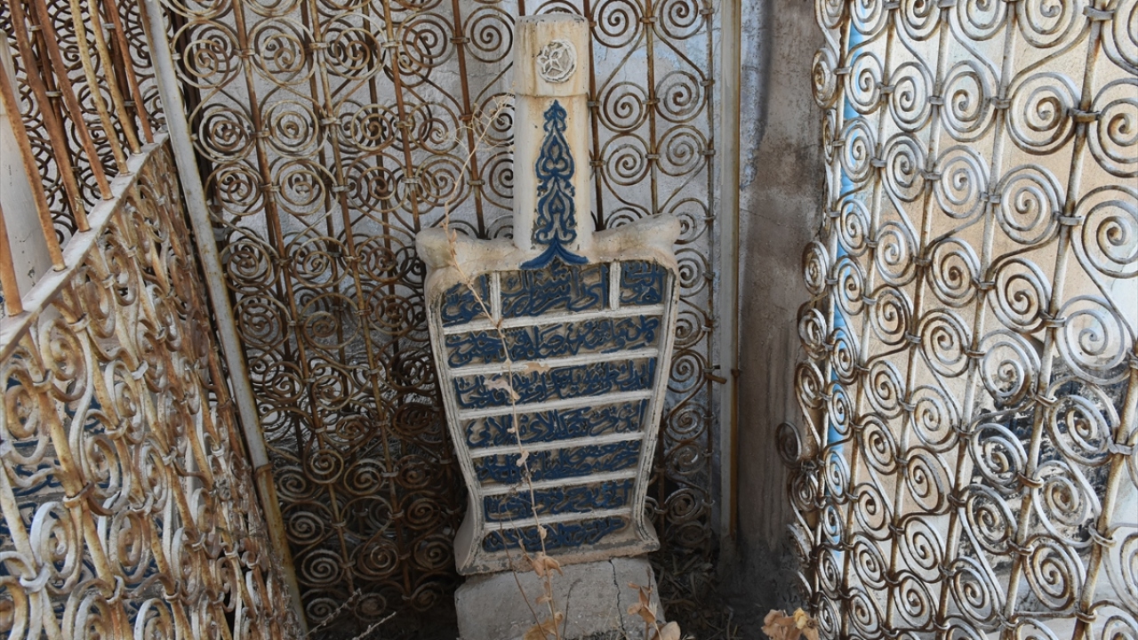 Türkiye`ye "ecdadın mezarında huzur içinde yatması için buraya sahip çıkın" çağrısı