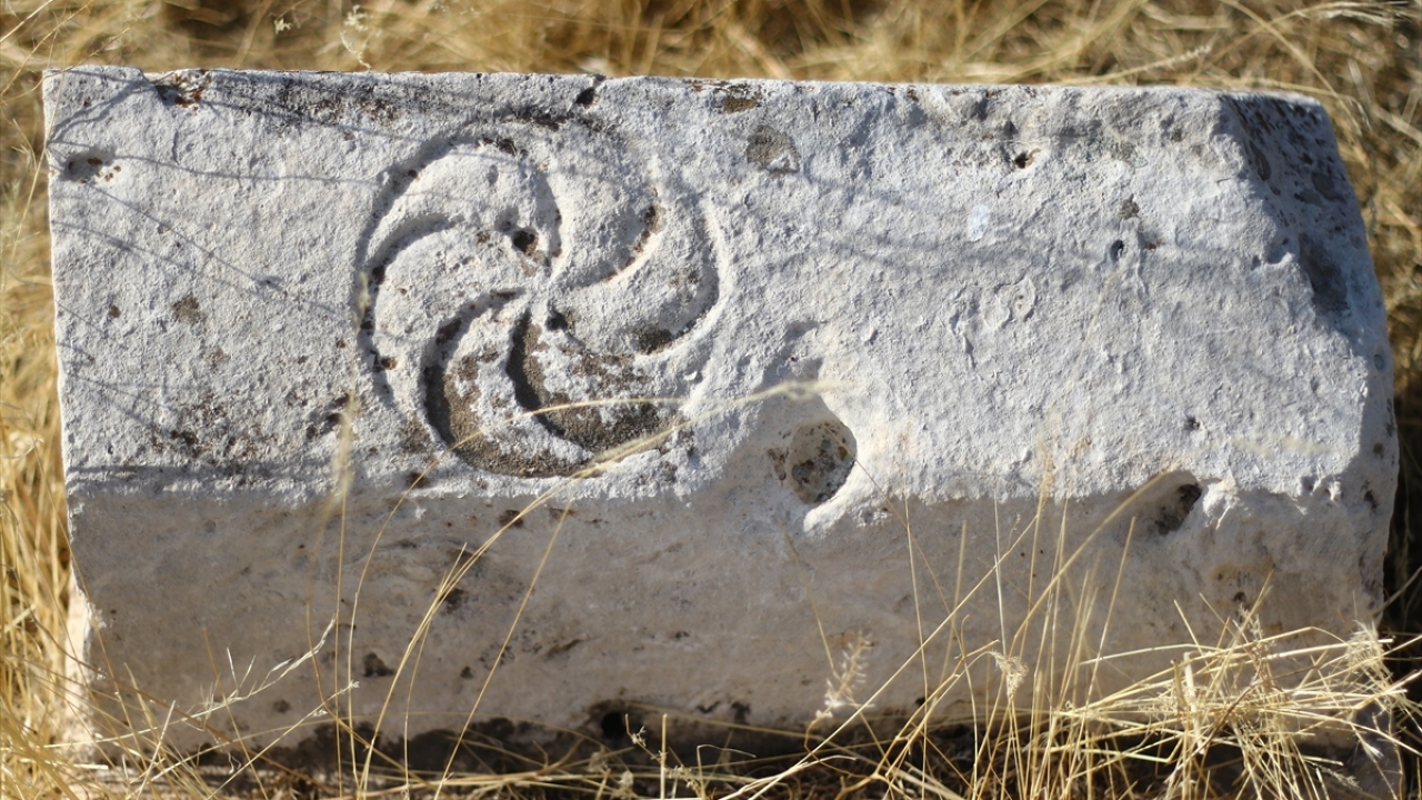Bölgenin Kültür ve Turizm Bakanlığı tarafından sit alanı olarak tescil edildiğini anlatan Çavuşoğlu, sözlerini şöyle sürdürdü: