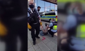 Alman polisinin görme engelli kişiye uyguladığı şiddet kamerada