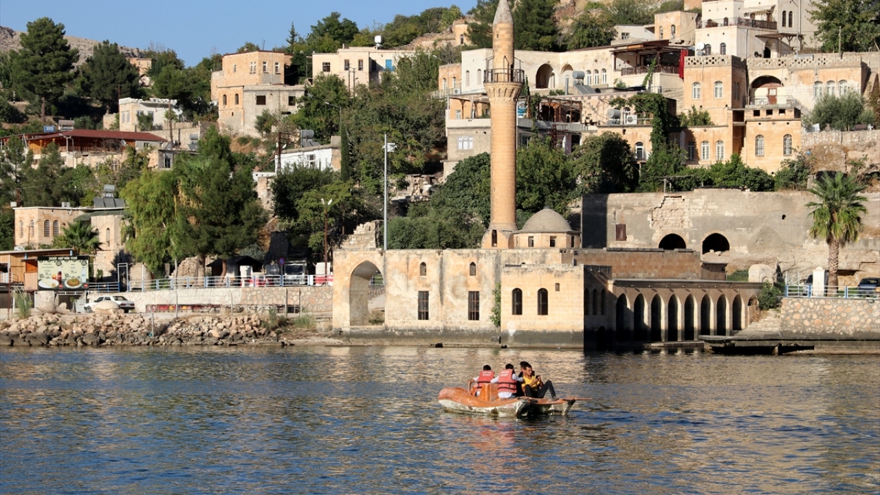 Halfeti`nin bölgedeki en önemli turizm merkezlerinin başında geldiğini belirten Peltek, "Halfeti, yerli ve yabancı ziyaretçilerin yoğun olarak ziyaret ettiği bir yer." dedi.