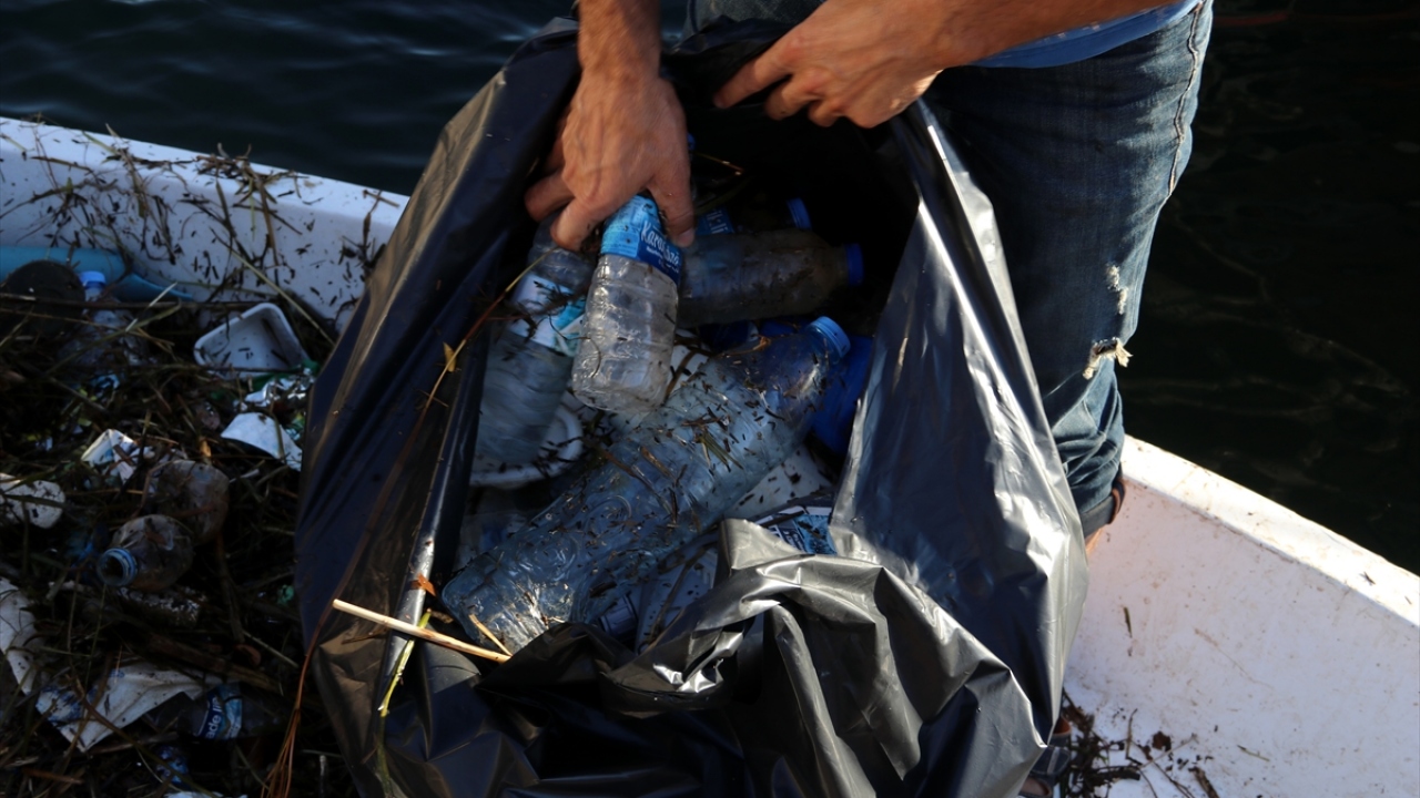 ŞUTSO Avrupa Birliği Bilgi Merkezi Koordinatörü Erol Yüncü de önce sahil kenarında daha sonra gölün yüzeyinde temizlik çalışması yaptıklarını belirtti.