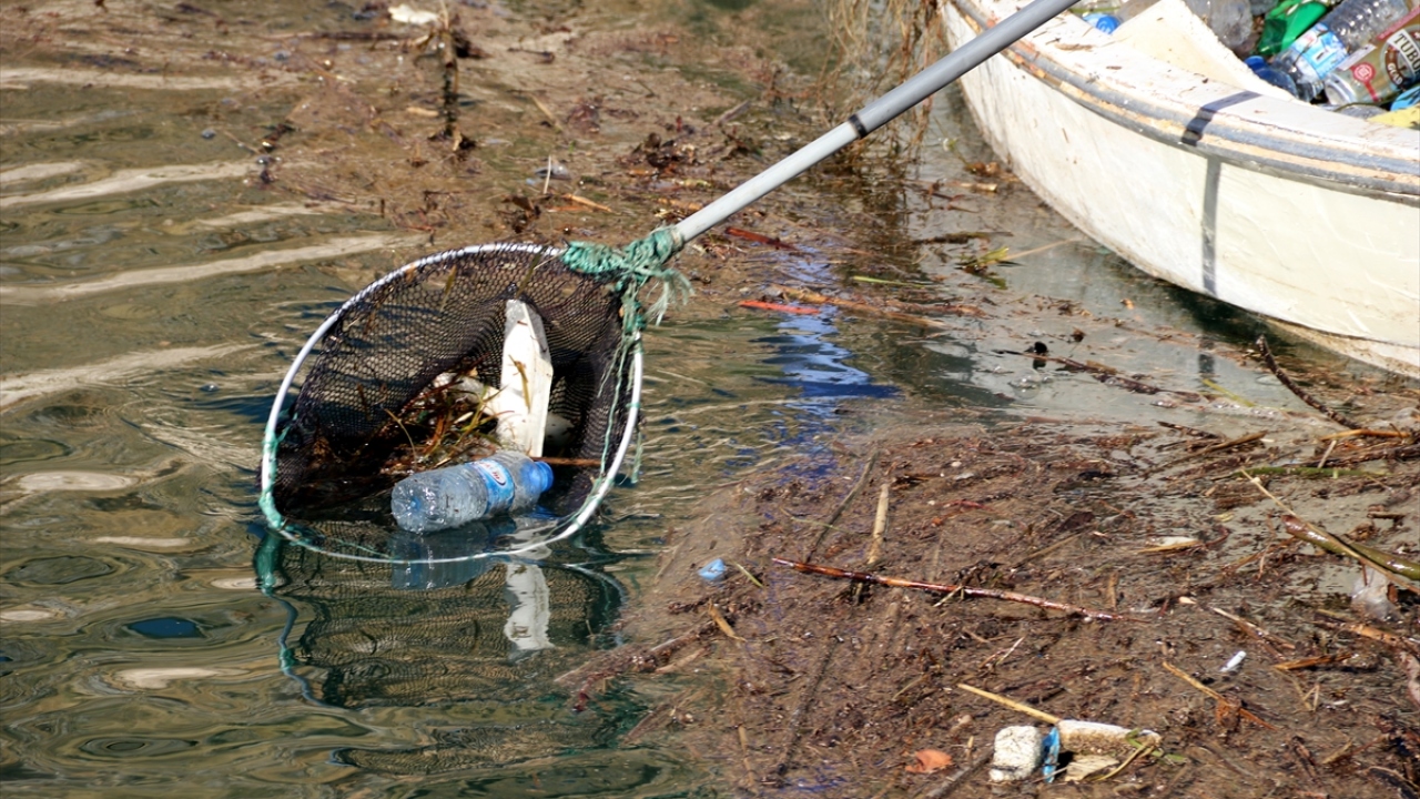 "Gölün yüzeyinde çeşit çeşit çöpler toplanıyor"