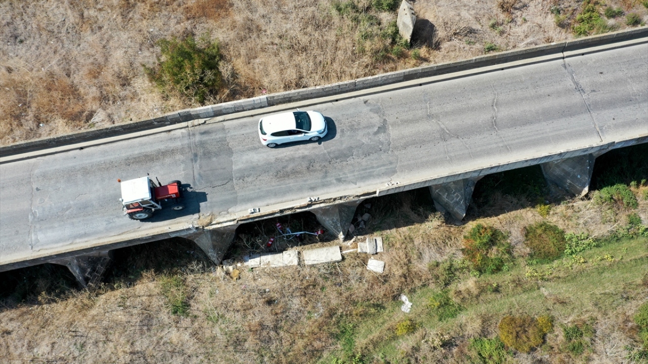 Uzunköprü Belediye Başkanı Özlem Becan, köprü önünde gazetecilere yaptığı açıklamada, köprünün farklı noktalarında deformasyon meydana geldiğini bildirdi.