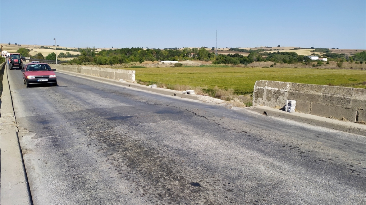 1393 metre uzunluğunda, 6,80 metre genişliğindeki köprünün 174 kemeri bulunuyor. Daha önce yapılan tahta köprülerin nehir sularıyla yıkılması üzerine, halihazırda ayakta olan taş köprü inşa edildi.