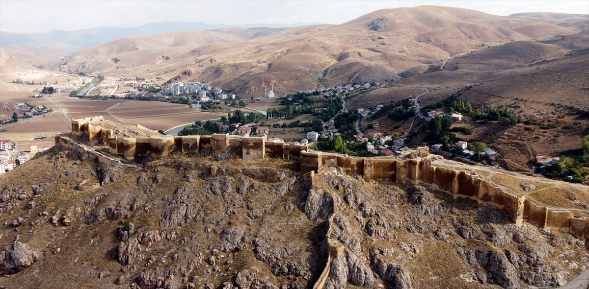 Kent merkezinin kuzeyindeki yalçın kayalıkların üzerinde asırlar önce inşa edilen Bayburt Kalesi, Roma, Bizans, Arap ve Türk medeniyetlerine ev sahipliği yaptı.
