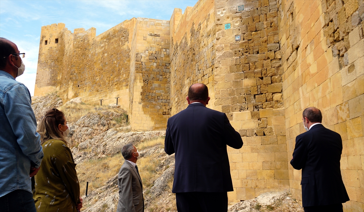 Bayburt Valisi Cüneyt Epcim, Bayburt Kalesi`nin türkülere, efsanelere konu olan, dünyadaki en görkemli kalelerden biri olduğunu söyledi. 