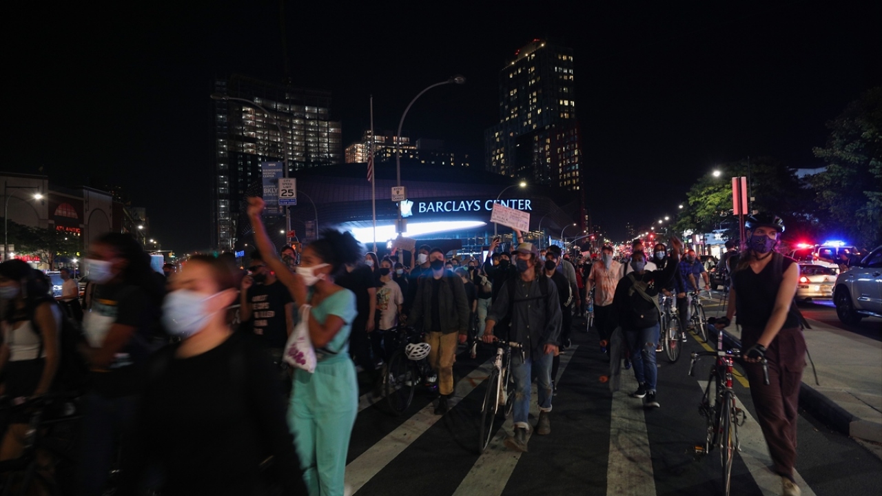 New York kentinde yürüyüş düzenleyen göstericiler, polis şiddetini kınayarak Taylor için adalet talep etti.