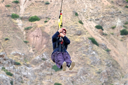 Fırat Nehri üzerine kurulan zipline ilgi odağı oldu