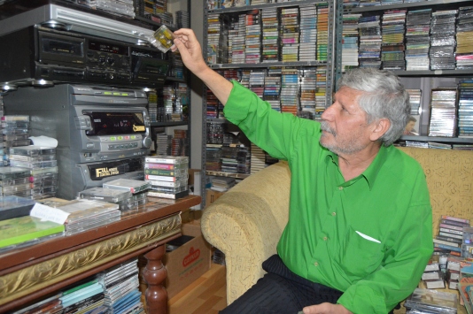 Yılların müzik yapımcısı şimdilerde koleksiyonerlere kaset topluyor
