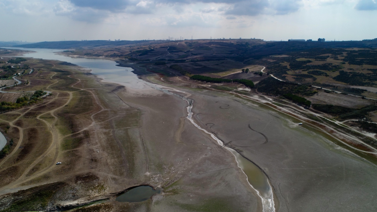 İstanbul barajlarındaki su seviyeleri yağışsız geçen günlerin ardından düşmeye başladı.