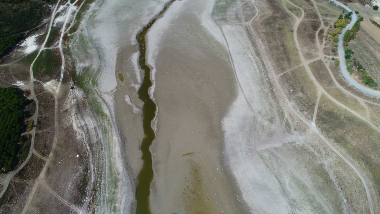 Suların yüzlerce metre çekildiği alan havadan görüntülendi. 