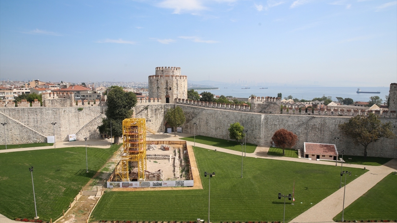 En kısa sürede projeyi hayata geçirerek Yedikule Hisarı`nı yeniden halkla buluşturmayı hedeflediklerini vurgulayan Turan, Yedikule Hisarı restorasyonunun yıllara yayılarak etap etap gerçekleştirileceği bilgisini verdi.