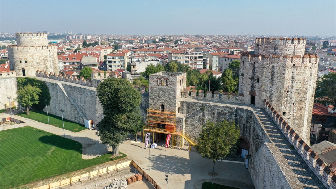Yedikule Hisarı restorasyon projesi mimari Celaleddin Çelik ise Hisar`ın bugüne kadar ulaşmasından ve restorasyonunu yapan ekipte yer almakta duyduğu mutluluğu dile getirdi.