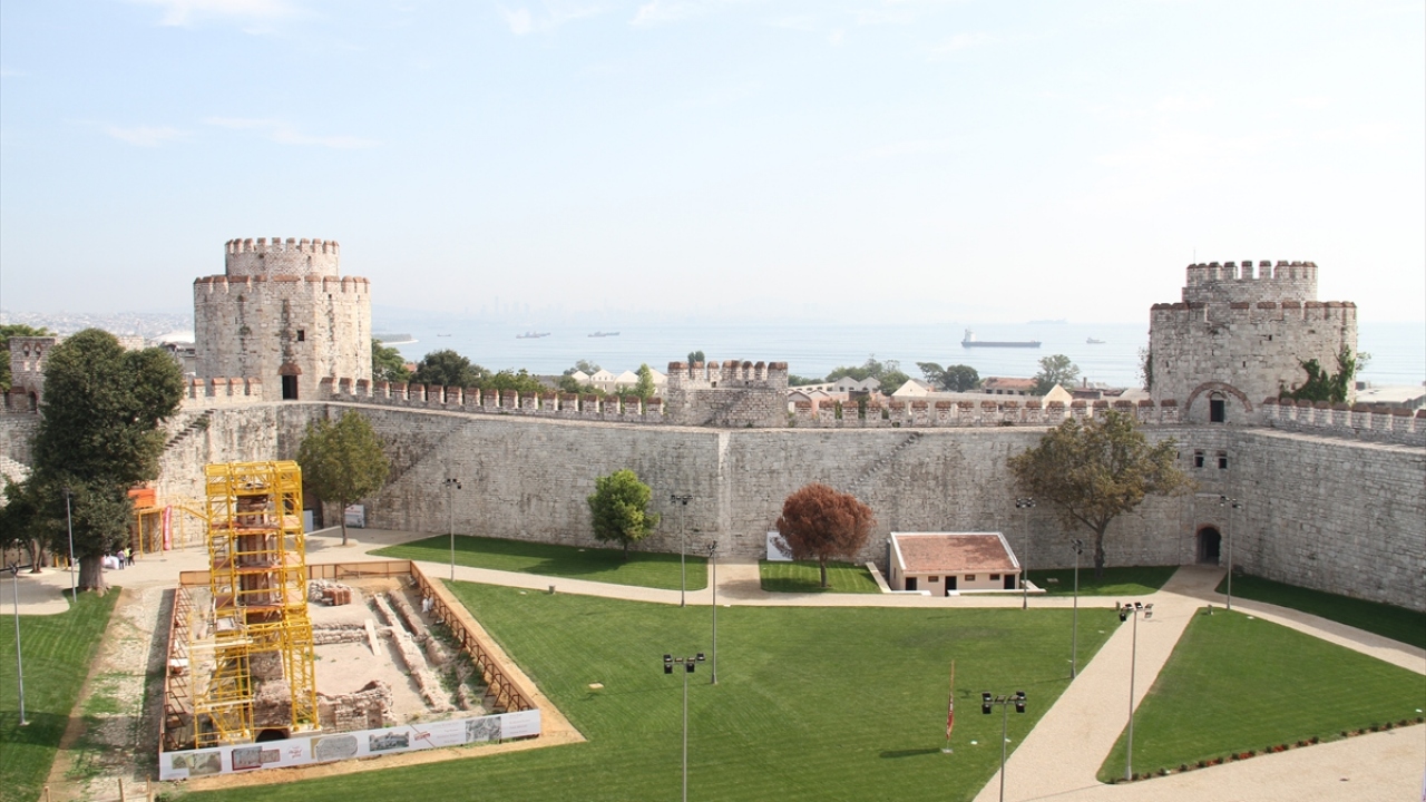 İstanbul`un sembol yapılarından kabul edilen Yedikule Hisarı, restorasyon sürecinde aşamalı olarak ziyarete açık olacak.