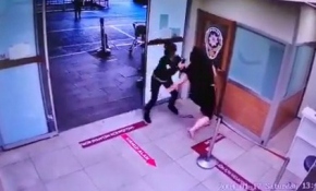 Maske uyarısına sinirlenen kadının polislere saldırdığı anlar kamerada