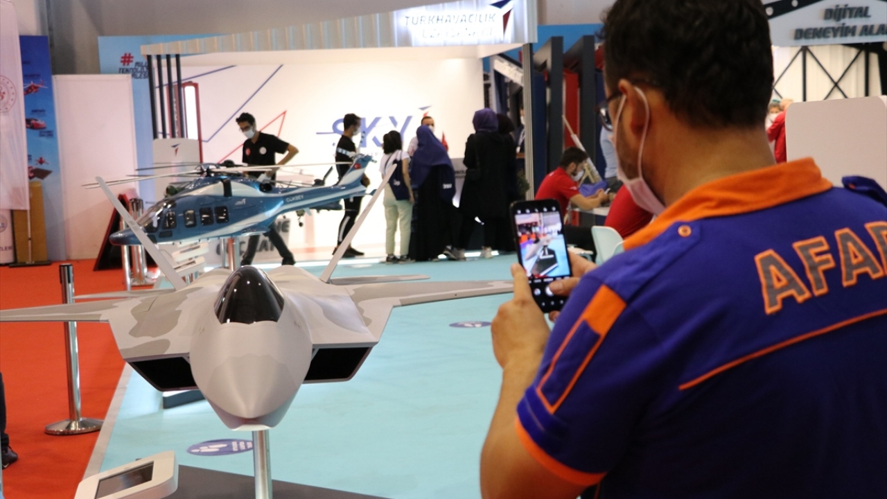 Etkinliğin yürütücülerinden TUSAŞ, TEKNOFEST`te yerli ve milli imkanlarla geliştirdiği hava araçlarının maket modellerini sergiliyor.