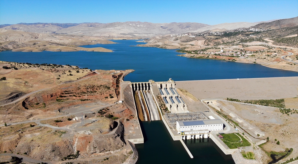 Fırat Nehri`nin can damarı kabul edilen ve Kemah boğazında dik kayalar ile Kemaliye ilçesindeki derin kanyon arasından geçen Karasu Nehri`nin enerji potansiyelinin değerlendirilmesi çalışmaları sürüyor.