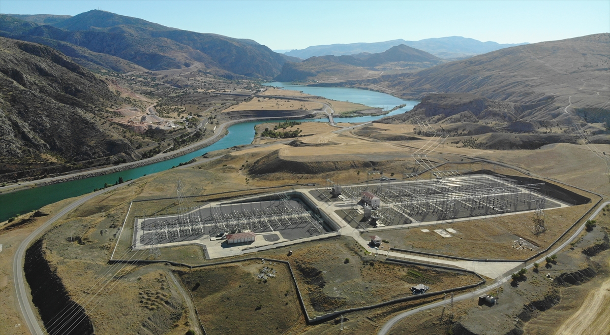 Köleoğlu, enerjide dışa bağımlılık nedeniyle ülkedeki hidroelektrik üretiminin iyi değerlendirilmesi gerektiğine dikkati çekerek, şunları kaydetti: