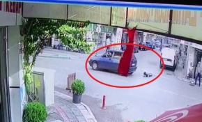 3 yaşındaki çocuk seyir halindeki otomobilden düştü