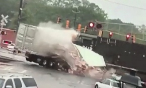 ABD’de tren, dorsesi raylara sıkışan tıra böyle çarptı
