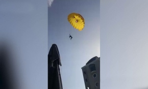 İki turistin deniz paraşütü keyfi otel çatısında son buldu