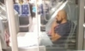 Metrobüste sigara içen yolcu kamerada