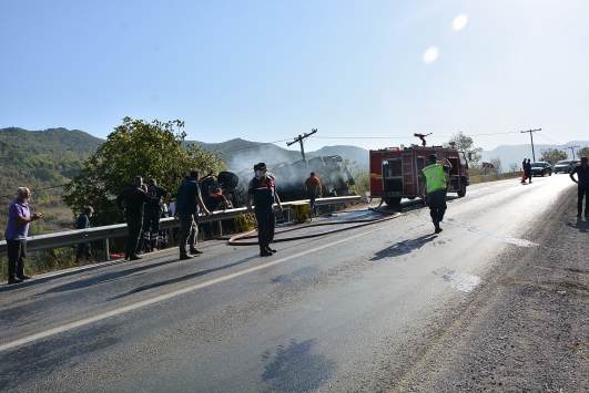 Kastamonuda devrildikten sonra alev alan kamyonda sıkışan kişiyi itfaiye kurtardı