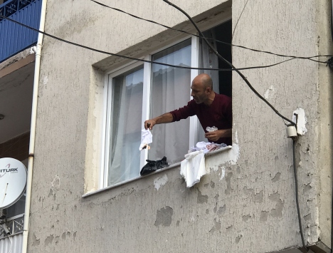 İzmirde yaktığı kıyafetleri ve eşyalarını pencereden atan kişi gözaltına alındı