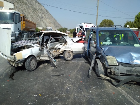 Manisada hafif ticari araçla otomobil çarpıştı: 1 ölü, 3 yaralı