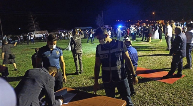 Koronavirüs tedbirlerine uyulmayan düğüne baskın: 12 kişiye 37 bin lira ceza