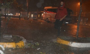 Ayvalık'ta fırtına ve dolu etkili oldu