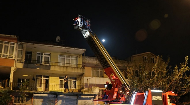 Kadıköyde 3 katlı binada yangın