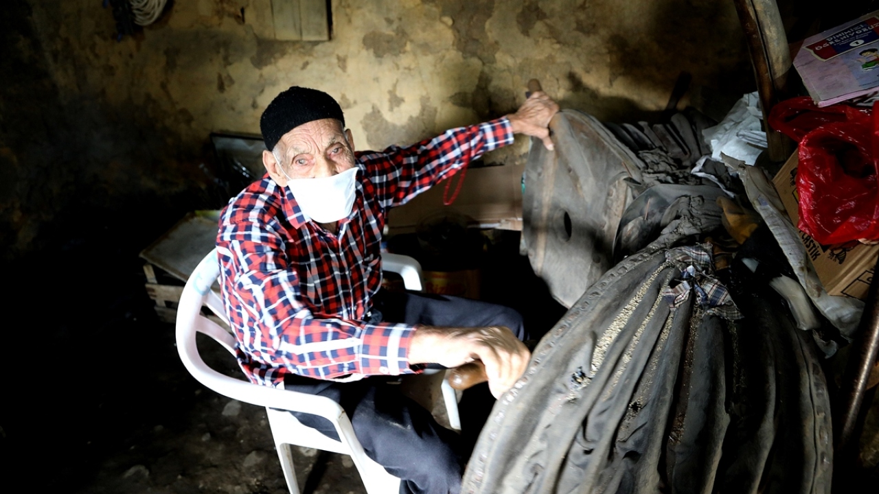 Geçirdiği rahatsızlık dolayısıyla konuşamayan Selim Öztürk`ün buna rağmen çalışma azmi gençlere örnek olarak gösteriliyor.