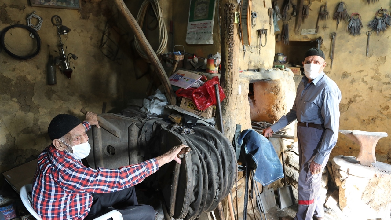 Yaşar Öztürk de, torunlarının ve diğer yakınlarının işlettiği atölyede güçlerinin yettiği kadar onlara yardım ettiklerini anlattı. 
