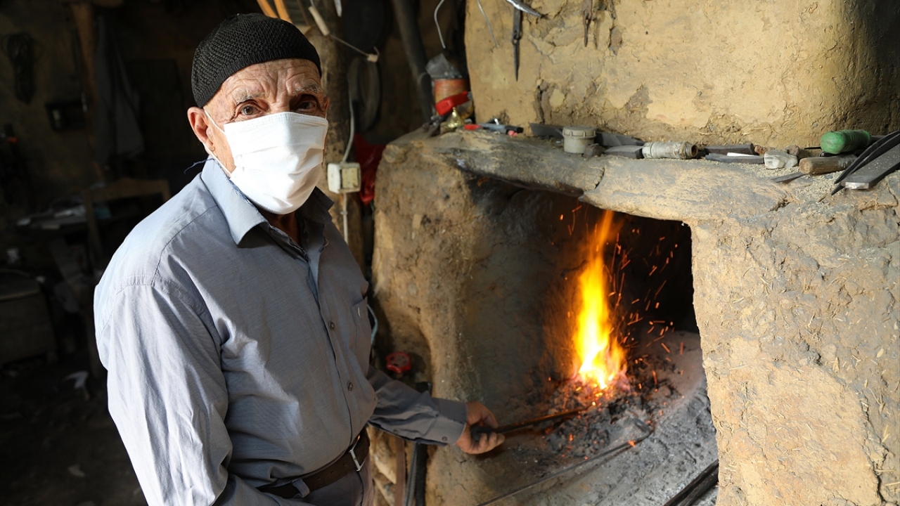 Yaşlandıkları için az çalışabildiklerine işaret eden Öztürk, yoruldukları zaman işi bırakıp torunlarının çalışmasını izlediklerini söyledi.