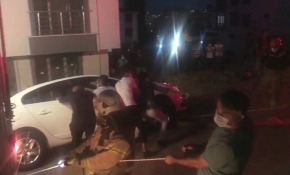 İnşaat çukuruna düşmek üzere olan otomobili böyle tuttular