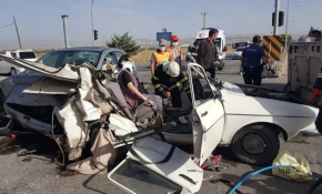 Paramparça olan otomobilde mucize kurtuluş: 6 yaralı