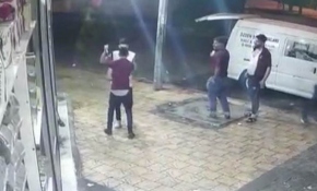 Herkesin gözü önünde bıçaklı gasp kamerada