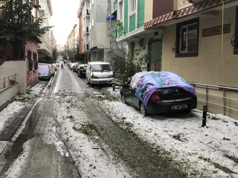 Ümraniyede dolu binalarda ve araçlarda hasara neden oldu