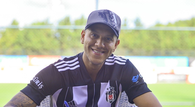 Beşiktaş Josef de Souzanın lisansını çıkardı
