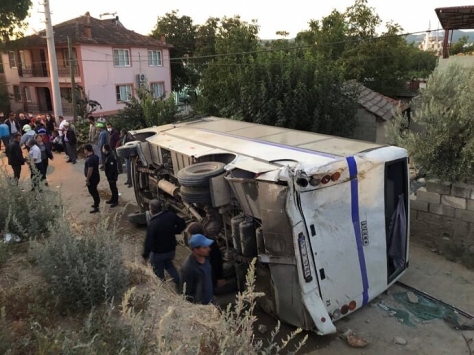 Manisada tarım işçilerini taşıyan minibüsle kamyon çarpıştı: 26 yaralı