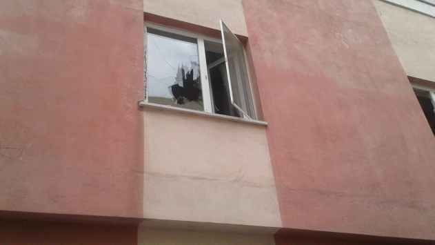 Davayı kaybeden çift, husumetlisinin aracını ve evini taşladı