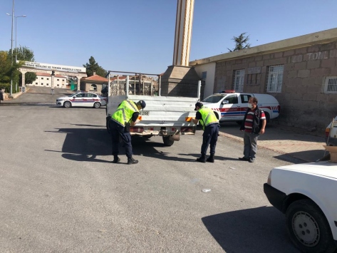 Jandarma traktör kazalarını önlemek için reflektör dağıttı