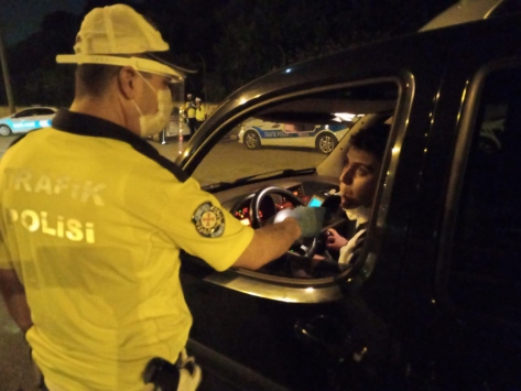 Adanada trafik uygulamasında 90 sürücüye ceza yazıldı